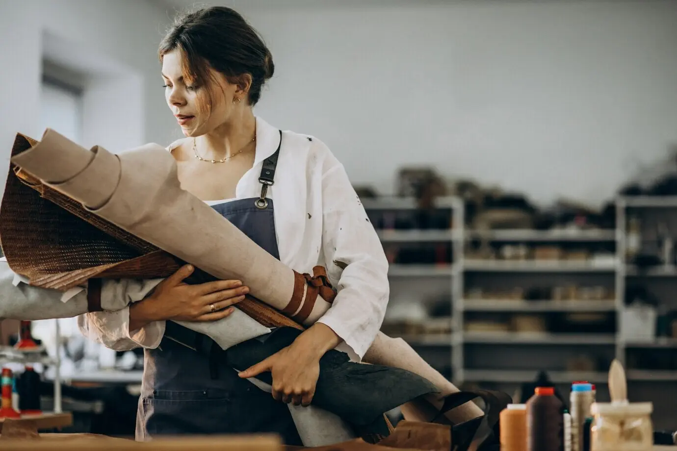 Schneiderin, die Lederstoff bearbeitet.
