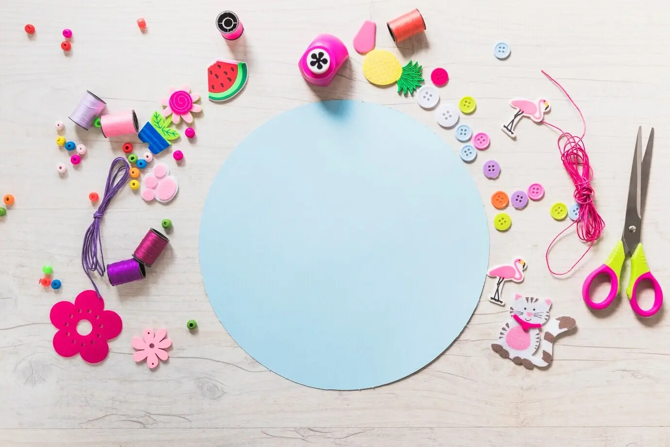 Rundes blaues leeres Papier mit dekorativen Elementen auf strukturiertem Hintergrund.